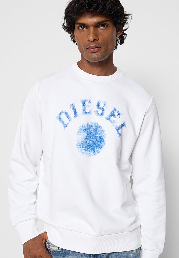 Felpa bianca in cotone con grafica blu e testo "DIESEL" e forma rotonda. Polsini e orlo a coste. Texture liscia.