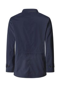 Giacca blu navy con taglio dritto, caratterizzata da un design a doppio petto, colletto, maniche lunghe e dettagli con bottoni sui polsini.