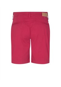 Shorts rose vif avec une texture lisse, dotés de deux poches arrière et d'un patch logo en cuir sur la ceinture. Coupe droite classique.
