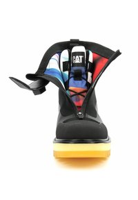 Botte noire imperméable avec un intérieur à motif abstrait coloré, embout renforcé en noir, semelle jaune et fermeture éclair.