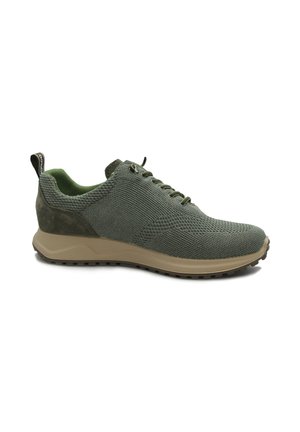 Sneaker low-top in maglia verde con suola beige, allacciatura frontale, tallone in camoscio e tirante sul retro.