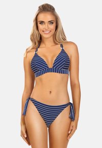 Granatowo-pasiasty bikini z trójkątnym stanikiem i regulowanymi ramiączkami. Dół ma detale z wiązaniem po bokach. Wykonane z gładkiego materiału.