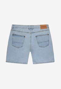 Jasnoniebieskie szorty dżinsowe w prostym kroju, z dwiema tylnymi kieszeniami i brązową skórzaną naszywką z logo na pasie.