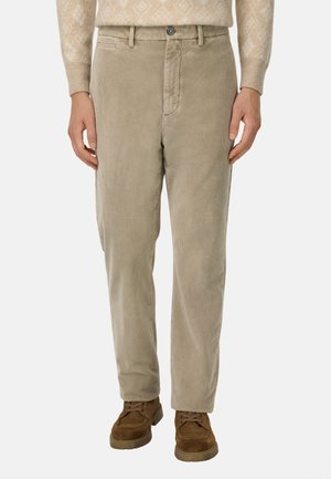 Beige korduroy kalhoty se rovnýma nohavicema, s předním zapínáním na knoflík a postranními kapsami, doplněné hnědými semišovými botami.