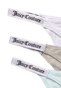 Drei Strings aus weißer, grauer und hellblauer Baumwolle mit elastischen Bändern, die mit "Juicy Couture" in schwarzer Schrift auf einem kontrastierenden weißen Hintergrund beschriftet sind.