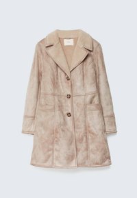 Beige jasje met kraag, gemaakt van zacht materiaal met een pluche voering. Het heeft knoopsluitingen en twee voorzakken voor extra detail.