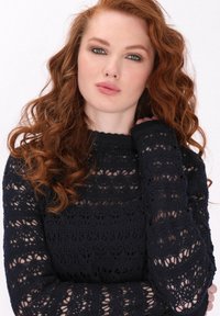 Granatowy sweter dzianinowy z misternymi wzorami koronkowymi, okrągłym dekoltem i długimi rękawami z prążkowanymi mankietami. Teksturowany i ażurowy design.