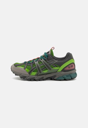 Trail løbesko i grøn og grå med mesh-stof, holdbar sål og snørelukning, mærket "15-50" på hælsiden.