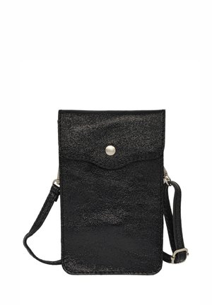 Sac bandoulière noir en matériau texturé, doté d'une fermeture à pression, d'une bandoulière réglable et d'accents lisses. Forme rectangulaire compacte.