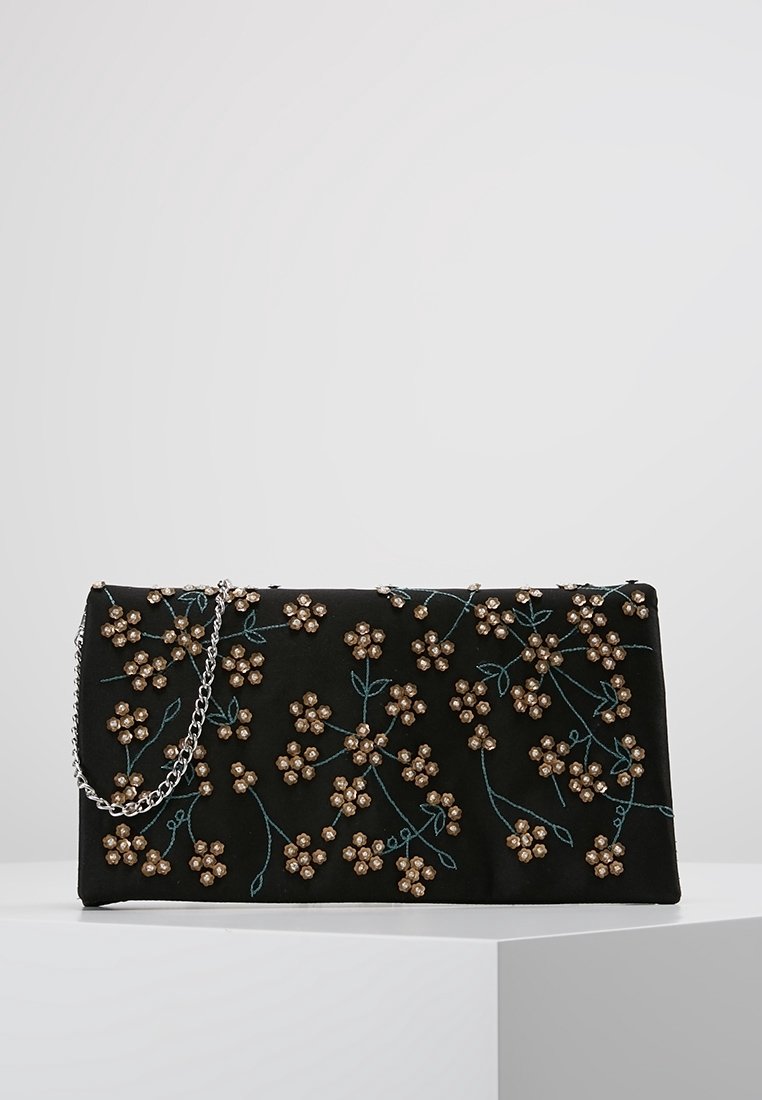 Pochette rectangulaire noire avec broderie de perles en forme de fleur dorée et tiges vertes cousues, avec une fine bandoulière chaîne argentée.