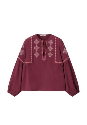 Blouse bordeaux à manches longues avec manches larges, motifs floraux géométriques brodés sur la poitrine et les manches, et un col à cordon avec pompons à l'avant.