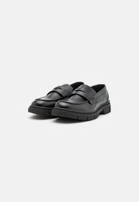 Schwarze Lederloafers mit glatter Oberfläche, Gummisohle und zwei überlappenden Riemen auf dem Obermaterial. Verfügt über ein grobes Profil für besseren Halt.