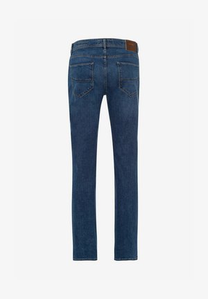 Jeans in denim blu scuro con taglio dritto, dotati di due tasche posteriori e un'etichetta in pelle nella cintura. Texture liscia.