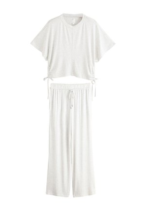 Svetlosivé dvojdielne domáce oblečenie s krátkym vrškom s krátkym rukávom a bočnými šnúrkami a širokými nohavicami so sťahovaním na šnúrku.