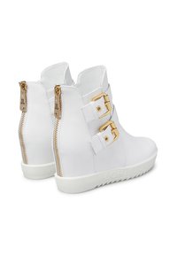 Weiße Leder-Ankelboots mit doppelten goldenen Schnallen, Reißverschlüssen und strukturierten Gummisohlen. Glatte Oberfläche mit einem abgerundeten Zehendesign.