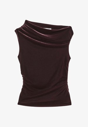 Bordová bezramienková blúzka z sametu s drapovaným výstrihom, nariasenými bokmi a hladkou textúrou. Má priliehavý strih a asymetrický dizajn.