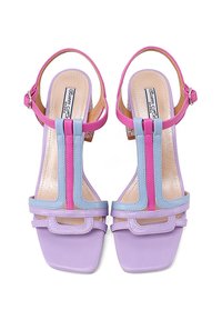 Sandali con tacco in pelle viola con punta quadrata, caratterizzati da cinturini rosa e blu e un distintivo dettaglio a taglio nella parte anteriore.