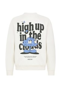 Weißer Sweatshirt mit einem Cartoon-Wolkenmotiv in Blauakzenten und fettem schwarzen Text, der "Hoch oben in den Wolken" sagt. Glatte Textur.