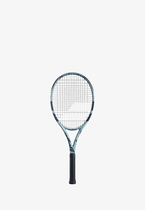 Tennisracket met een lichtblauw frame, zwarte grip en een rechthoekig snarenpatroon. Beschikt over een taps toelopend ontwerp en strakke lijnen.