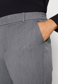 Vero Moda Curve VMMAYA SOLID - Pantalon classique - medium grey melange