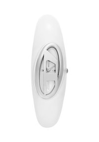 Hvid oval armbånd med et lille sølvur med minimalistisk urskive og geometrisk udskæring i midten.