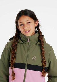 Groene en roze gewatteerde jas met voorrits, zwarte horizontale streep en logo. Glad materiaal, ontworpen voor buitengebruik.