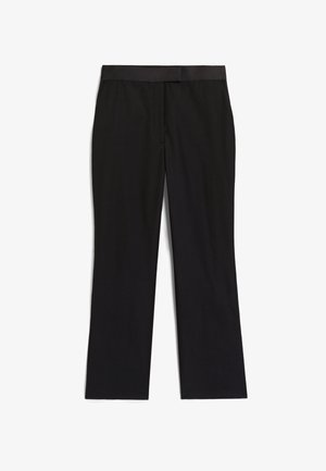 Pantaloni neri con una texture liscia, design a gamba dritta, vita piatta e senza hardware o motivi visibili.