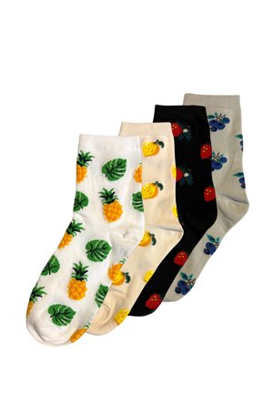 Vier paar kleurrijke enkelsokken met fruitpatronen, waaronder ananassen, sinaasappels, aardbeien en bosbessen, op witte, beige, zwarte en lichtgrijze achtergronden.