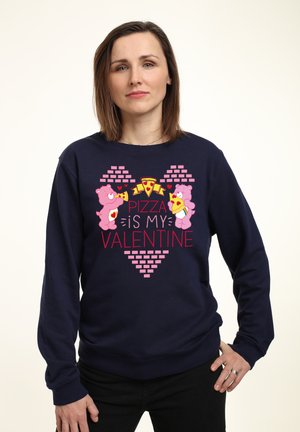 Marine sweatshirt med en legende grafik af to pink bjørne, der holder pizzastykker, med teksten "Pizza er min Valentinsdag" og hjerte mønstre.