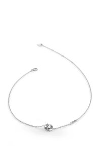 Silberne Kettenarmband mit einem herzförmigen Anhänger, der einen kleinen Edelstein enthält, sowie einem Verschluss, der mit dem Markennamen "Guess" gekennzeichnet ist.
