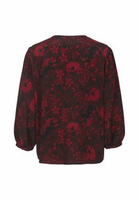 Bluse med rød og sort blomstret mønster, afslappet pasform, lange puffærmer og rund halsudskæring. Lavet af letvægtsstof.
