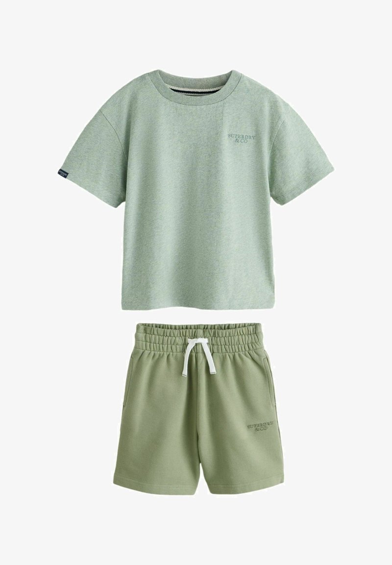 Camiseta de manga corta verde claro y pantalones cortos con cintura elástica a juego con cordón blanco, ambos con pequeños logotipos de "Superdry & Co".