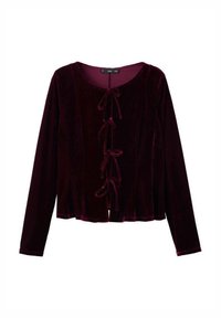 Top lungo a maniche corte in velluto borgogna con scollo rotondo e chiusura decorativa anteriore con cravatta. Texture morbida e design fluido.