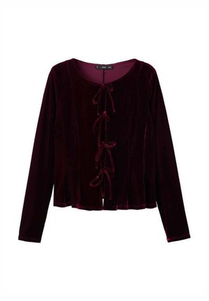 Haut à manches longues en velours bordeaux avec un col rond et une fermeture à nouer décorative à l'avant. Texture douce et design fluide.