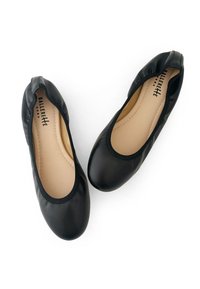 Ballerine nere in morbida pelle con punta arrotondata. Apertura elastica e solette beige. Design minimal senza hardware visibile.