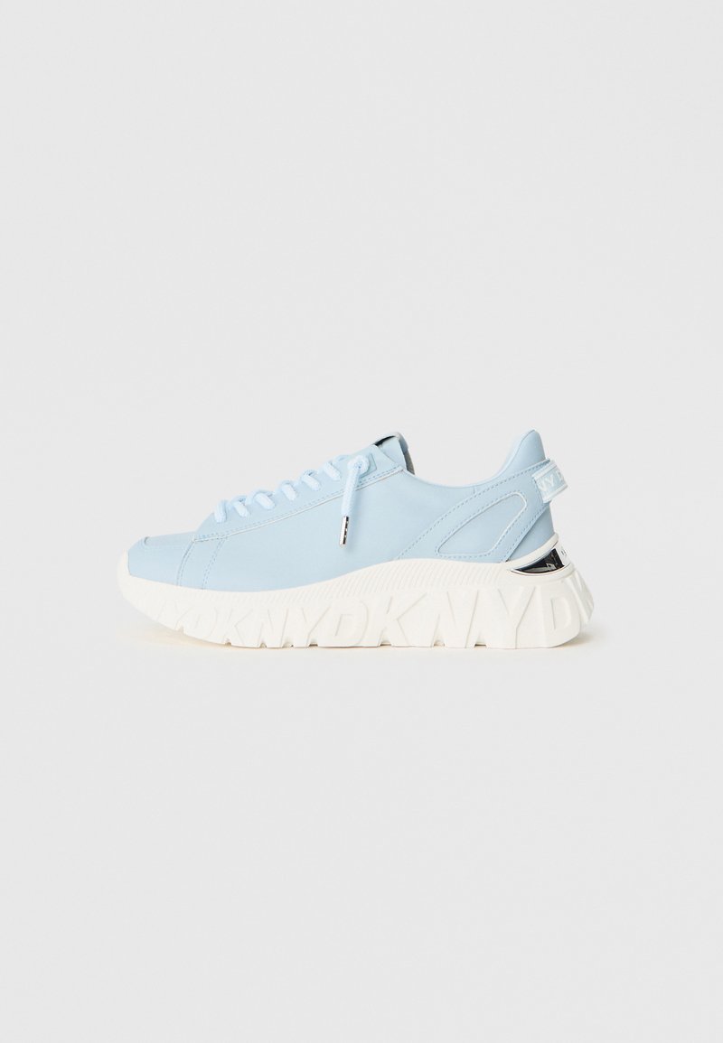 Sneaker blu chiaro con lacci e suola bianca spessa, caratterizzata dal marchio "DKNY" in rilievo su uno sfondo semplice.