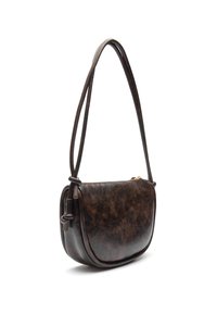 Borsa a tracolla in pelle marrone con forma curvata, dotata di una singola tracolla e chiusura a zip, superficie testurizzata con leggere variazioni.