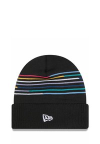 Bonnet noir en tricot avec un revers, orné de rayures horizontales multicolores en bleu, rose, jaune et blanc, ainsi qu'un logo blanc sur le revers.