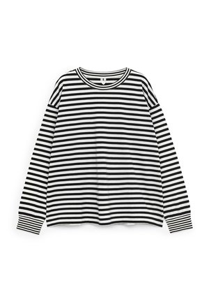 Schwarz-weiße gestreifte Langarmbluse mit Rundhalsausschnitt, ausgestattet mit gerippten Bündchen und einem lockeren Schnitt. Der Stoff wirkt weich und leicht.