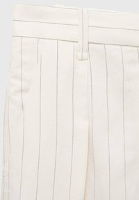 Pantalones de tela clara y texturizada con rayas verticales negras, que presentan una cintura recta y pasadores para cinturón, con costuras detalladas visibles.