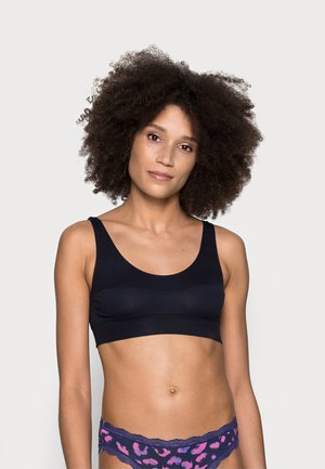 Zwarte bralette met brede schouderbanden, een gladde matte afwerking en een ronde halslijn; gecombineerd met gemarmerde paarse en blauwe slipjes.