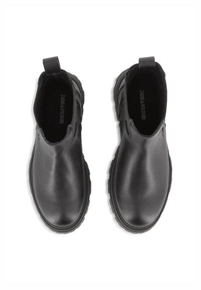 Svart läderankelboots med rundade tår, elastiska sidopaneler och strukturerad gummisula. Varumärkettryckt på innersulan.
