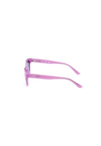Lunettes de soleil en plastique rose avec une forme rectangulaire élégante, verres teintés et détail de logo sur la branche. Texture lisse et design de la patte incurvé.