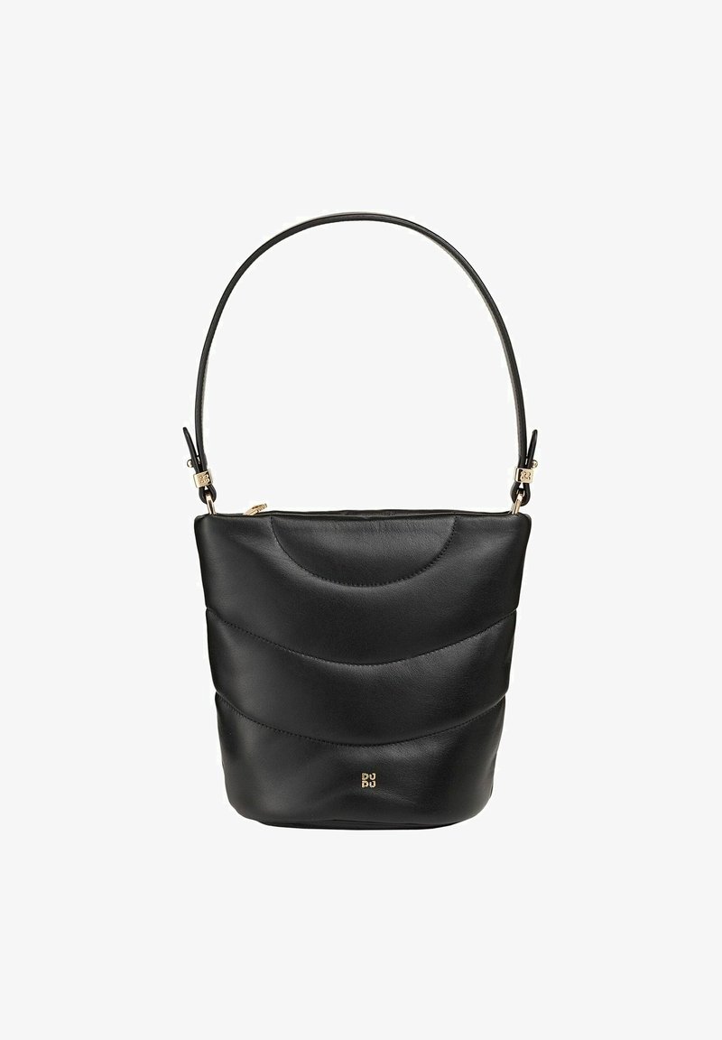 Borsa a secchiello nera in pelle con texture curva e ondulata e una sola tracolla regolabile. Presenta una zip di colore oro e un accento con logo.