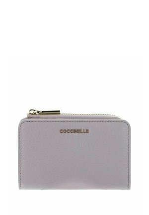 Portefeuille en cuir texturé gris clair avec une fermeture éclair dorée et le nom de la marque Coccinelle embossé en or au centre devant.