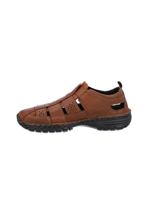 Zapato de sandalia de cuero marrón con diseño cortado, parte superior texturizada y suela de goma negra. Presenta un estilo deslizable y una lengüeta trasera para facilitar el calzado.