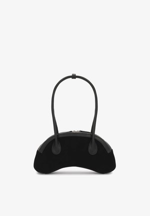 Melnā rokassomiņa ar izliektu formu, izgatavota no zamšāda un ādas, tai ir divi rokturi un augšā rāvējslēdzēja aizdare.