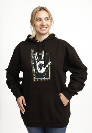 Donna sorridente che indossa una felpa nera con la scritta "Live Long and Prosper" e la mano che fa il saluto vulcaniano di Star Trek.