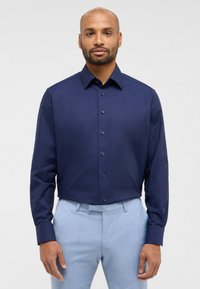 Marineblaue Langarmshirt mit glatter Textur, Knopfleiste vorne und passenden Knöpfen. Es hat einen klassischen Kragen und eine taillierte Passform.
