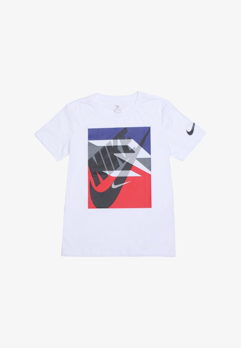 T-shirt en coton blanc avec un grand motif graphique en rouge, bleu et gris, arborant un logo Nike noir et un swoosh sur le devant et la manche.